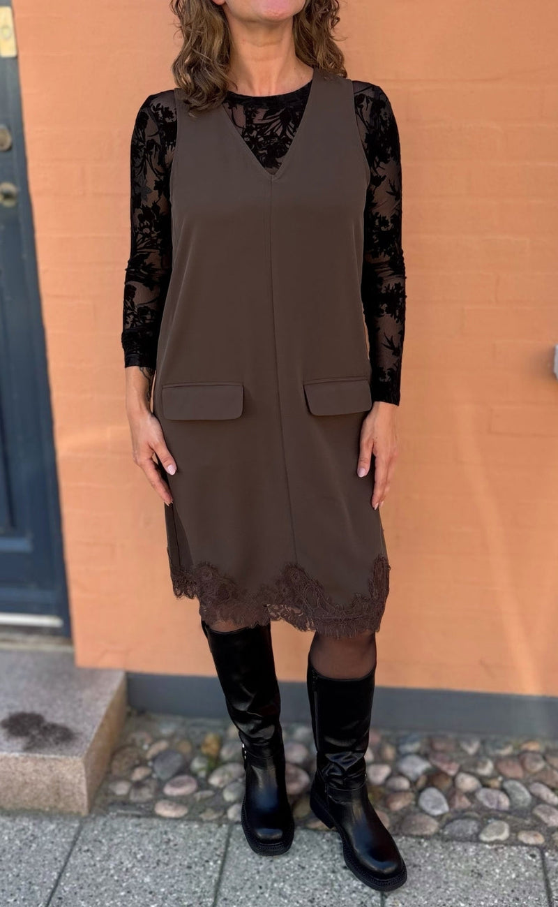 Say INA Copenhagen Kjole - Jessi Lace Spencer - Dark Brown