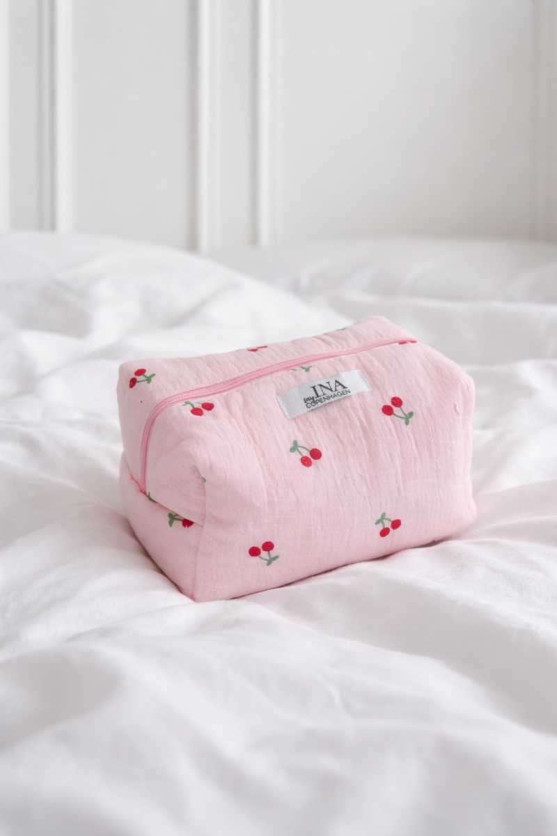 Say INA Copenhagen Makeup Veske - Small - Pink With Cherries