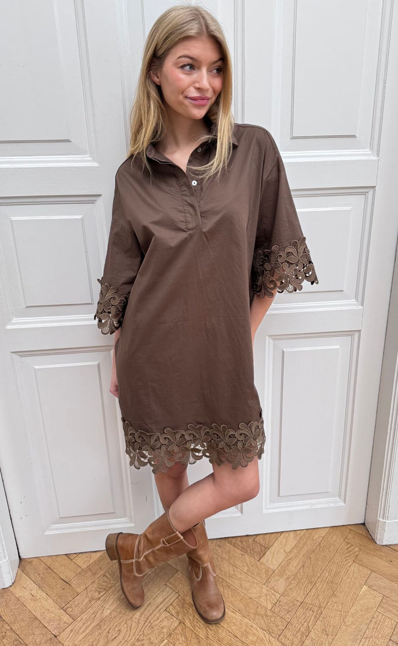 Continue Kjole - Klara Embrodery - Brown