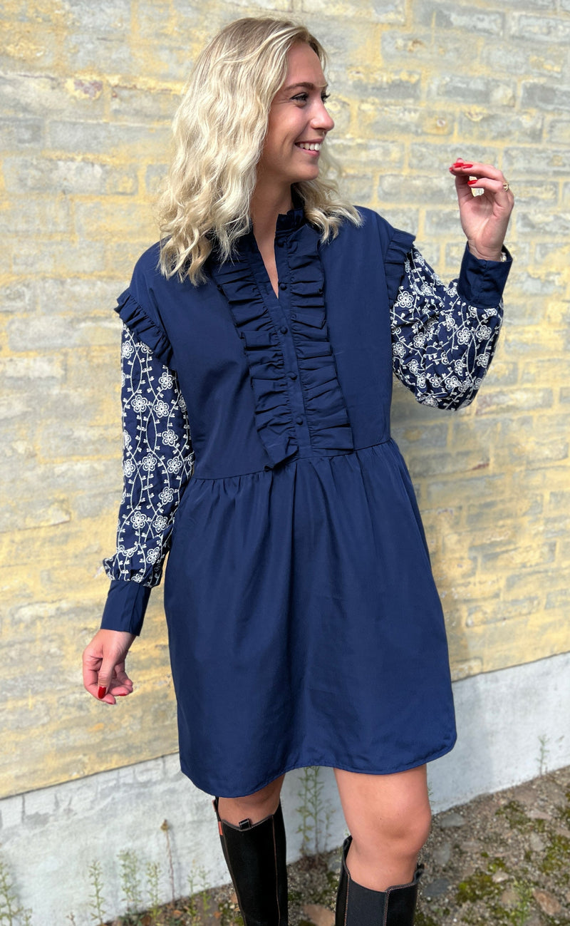 INA Copenhagen Kjole - Emily Broderi - Navy Blue / White
