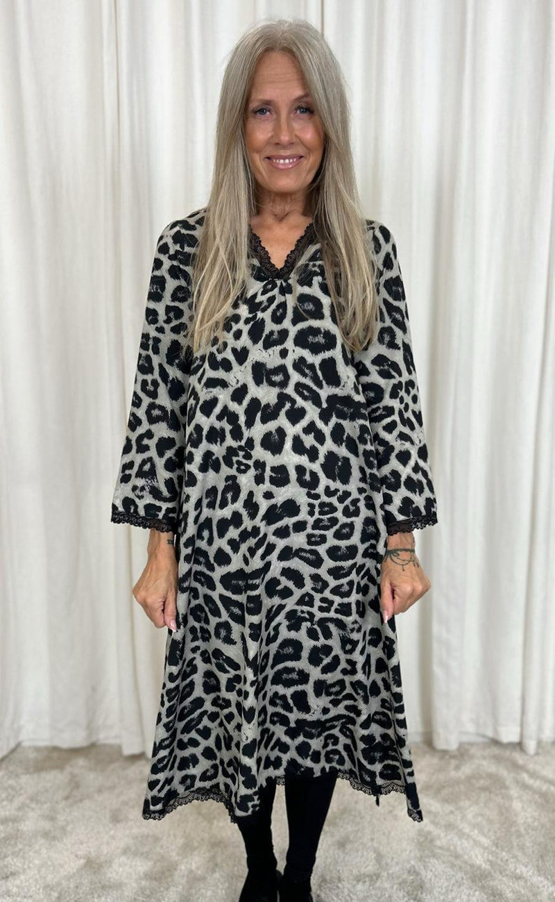 INA Copenhagen Kjole - Safina - Grey Leopard