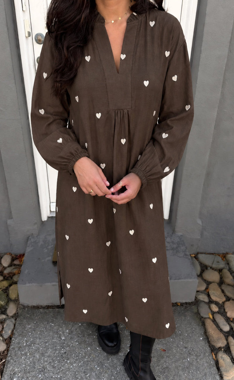 Say INA Copenhagen Kjole - Winnie New LS - Dark Brown W. Off White Embroidery Hearts