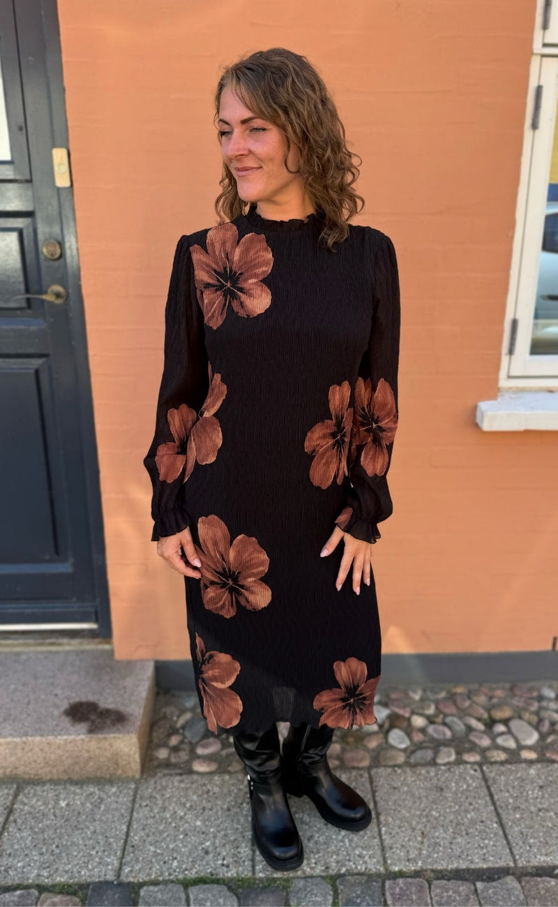 Say INA Copenhagen Kjole - Emma Plisse - Black w. Brown Flowers
