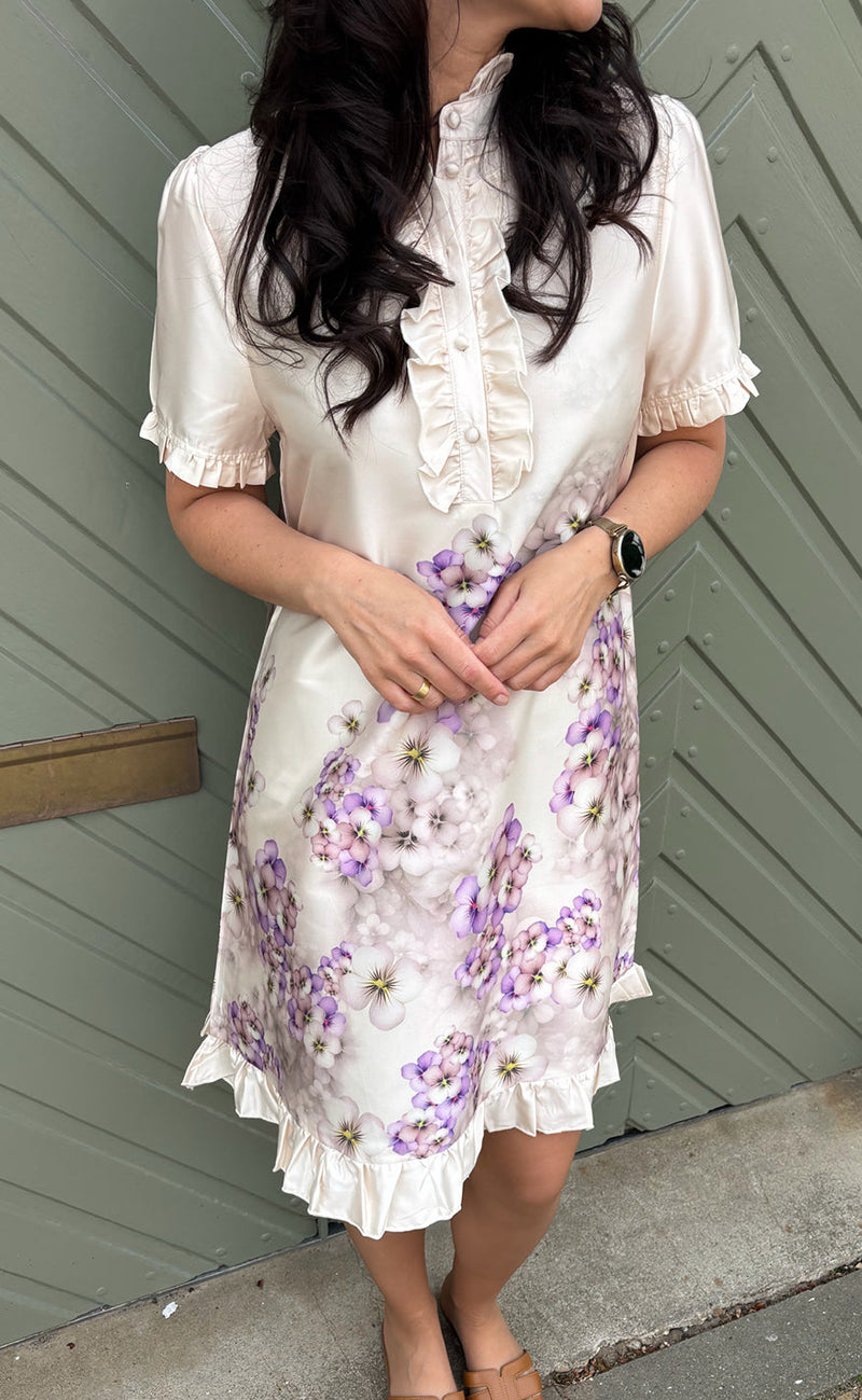 Say INA Copenhagen Kjole - Philina - Creme W. Purple Flowers