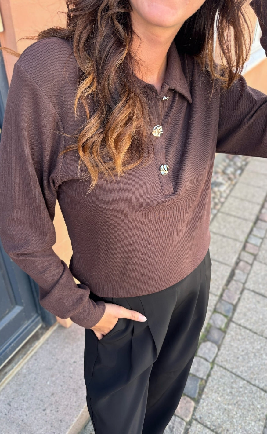 Say INA Copenhagen Bluse - Mira Polo - Dark Brown w. Gold Buttons