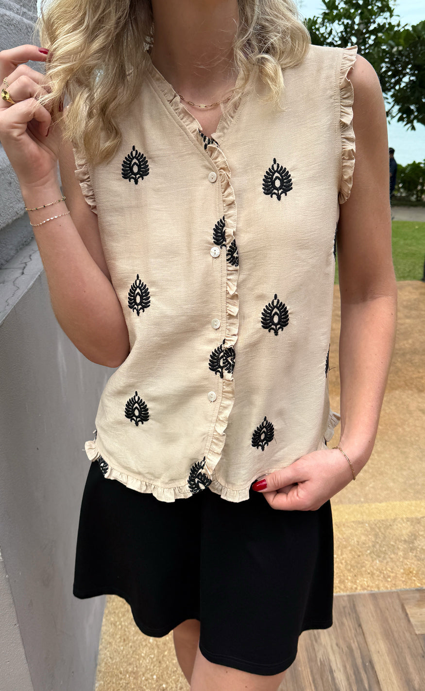 INA Copenhagen Topp - Melania - Beige w. Black Embroidery