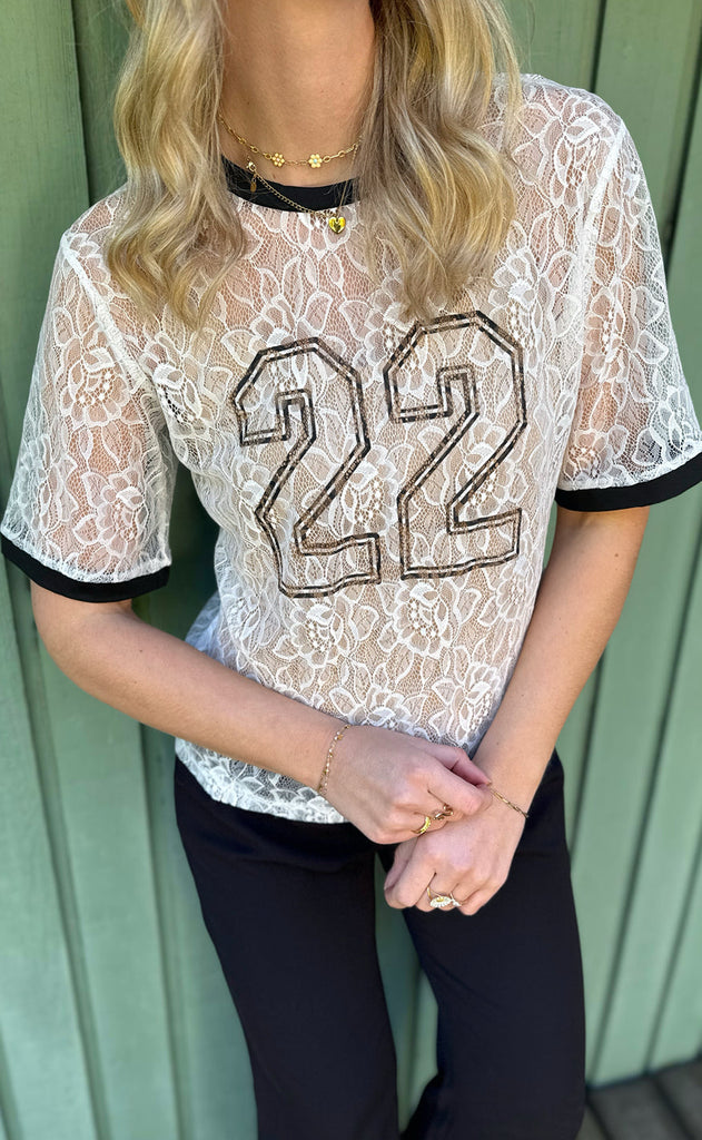 Say INA Copenhagen Bluse - Susanna Football - White Lace (vendbar)