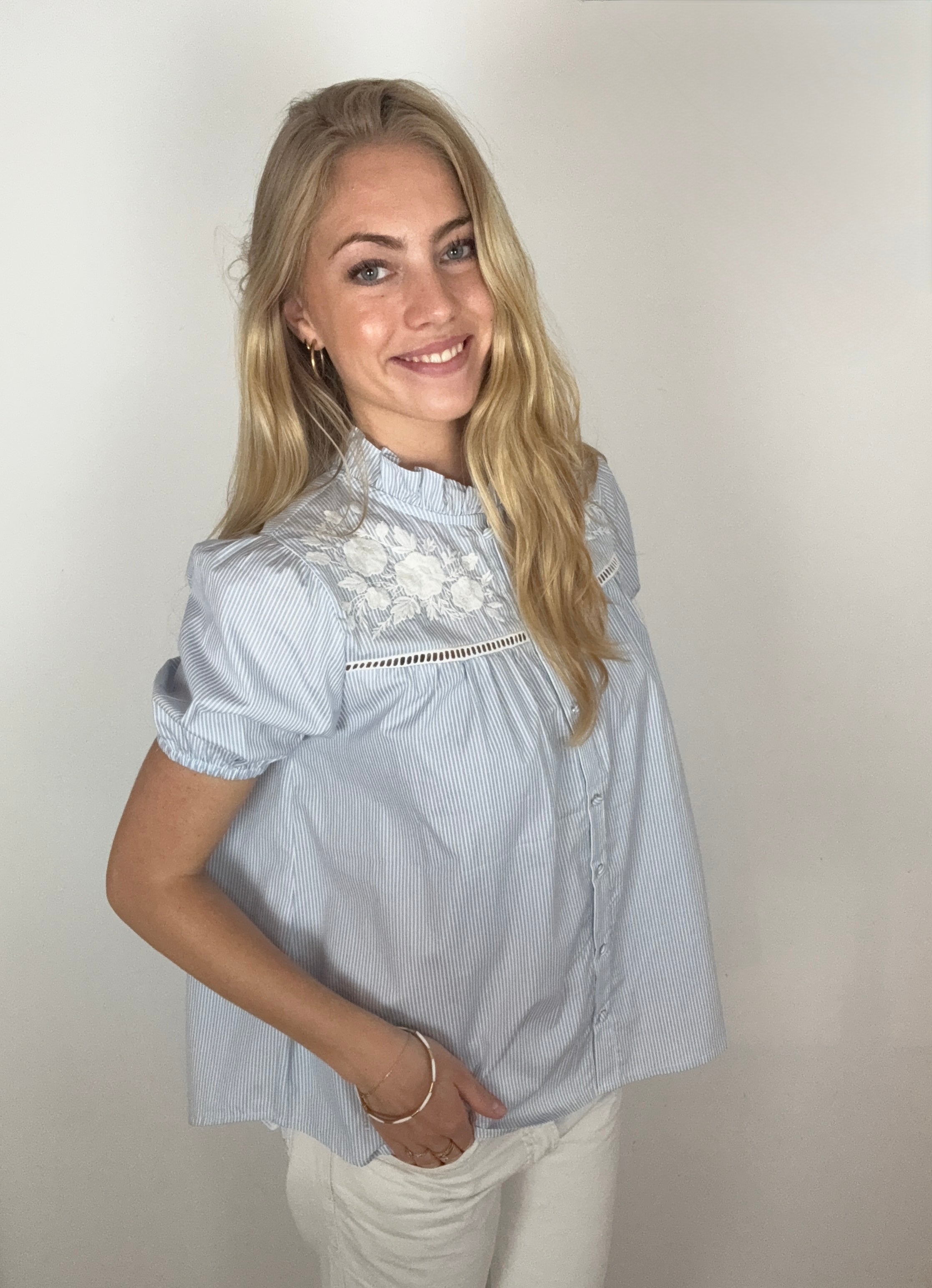Continue Bluse - Camilla Stripe Multi Emb - Blue Stripe White Embrodery