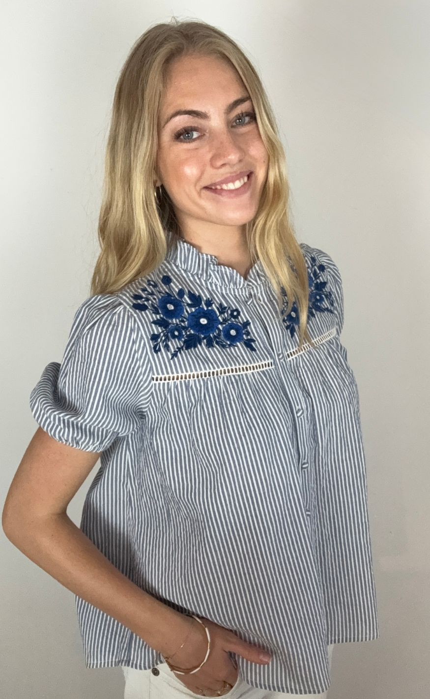 Continue Bluse - Camilla - Blue Stripe Blue Embroderi
