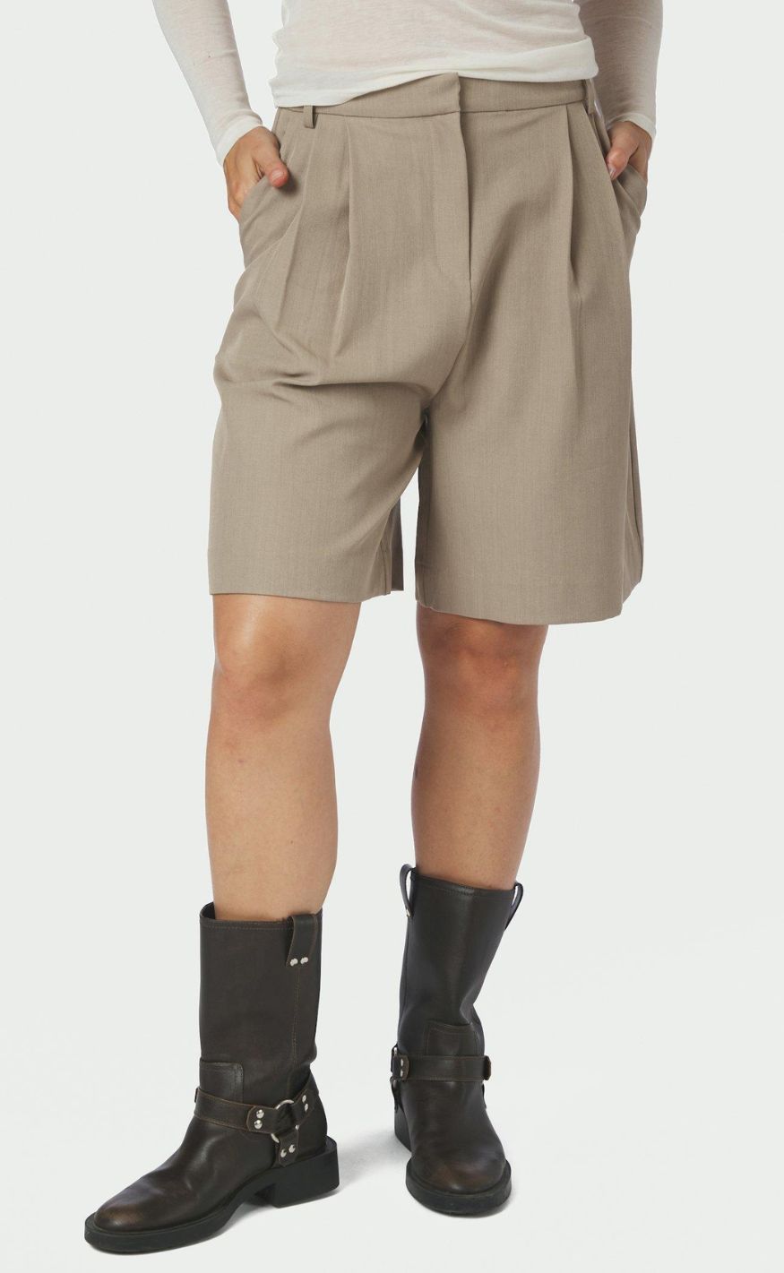 Neo Noir Shorts - Nika Structure - Dark Taupe