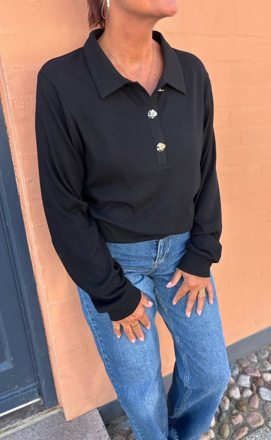 Say INA Copenhagen Bluse - Mira Polo - Black w. Gold Button