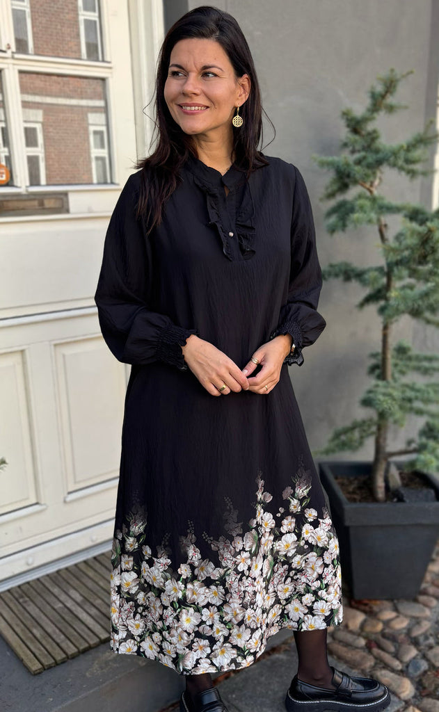 Say INA Copenhagen Kjole - Ella - Black W. Flowers