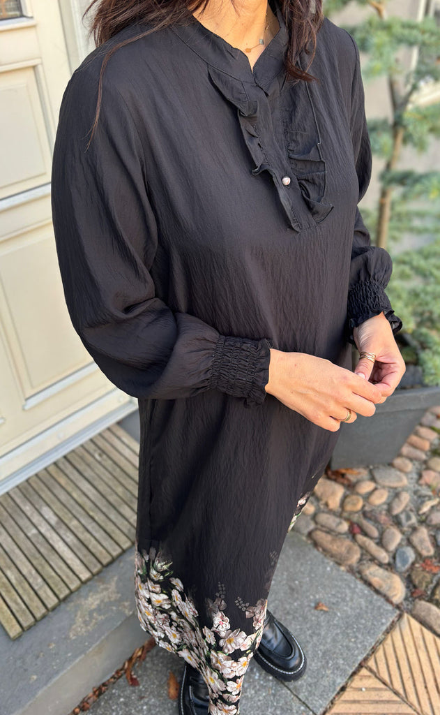 Say INA Copenhagen Kjole - Ella - Black W. Flowers