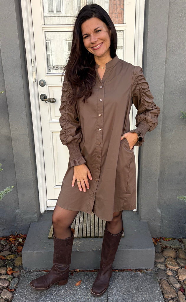Say INA Copenhagen Kjole - Rina Ruffle - Dark Brown