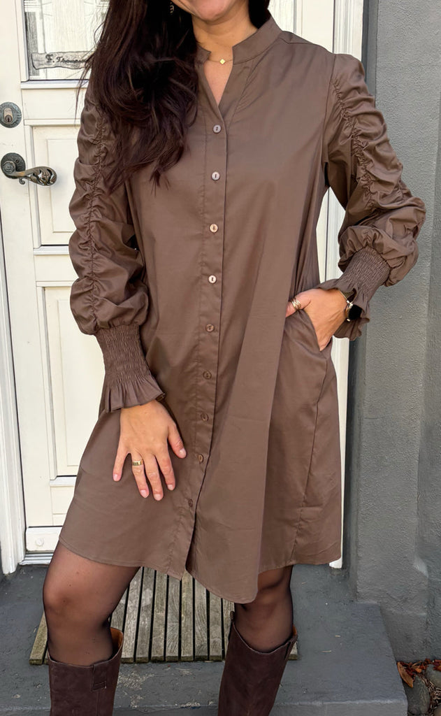 Say INA Copenhagen Kjole - Rina Ruffle - Dark Brown