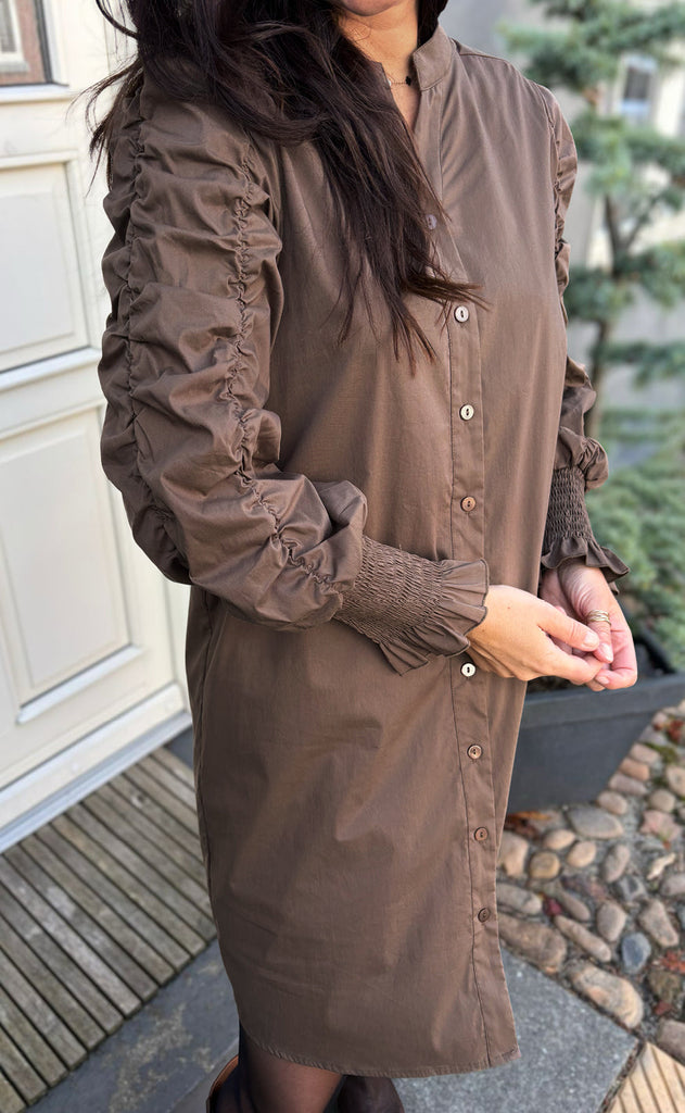 Say INA Copenhagen Kjole - Rina Ruffle - Dark Brown