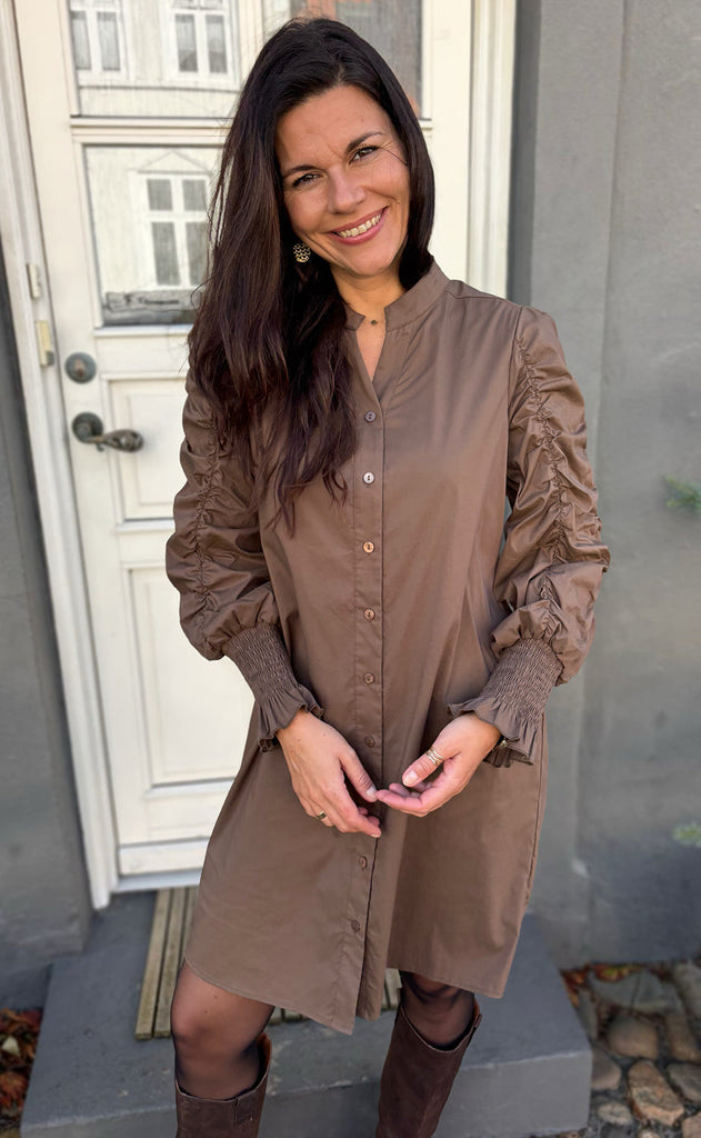 Say INA Copenhagen Kjole - Rina Ruffle - Dark Brown