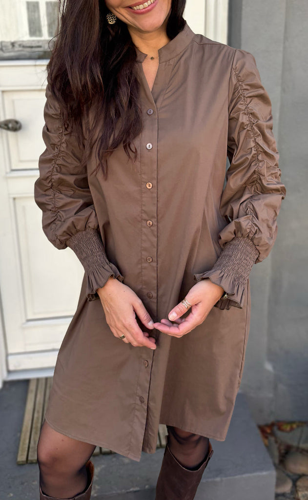 Say INA Copenhagen Kjole - Rina Ruffle - Dark Brown