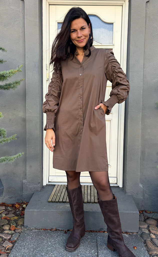 Say INA Copenhagen Kjole - Rina Ruffle - Dark Brown
