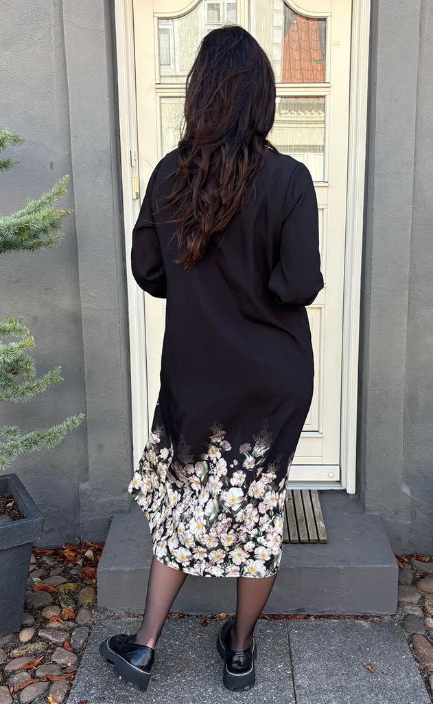 Say INA Copenhagen Kjole - Ella - Black W. Flowers