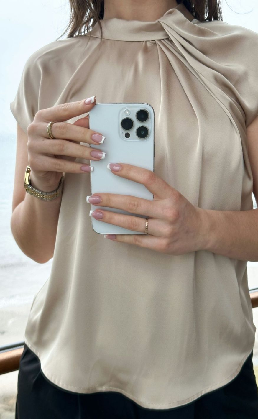 Neo Noir Topp - Fleur Drapy Satin - Dark Sand