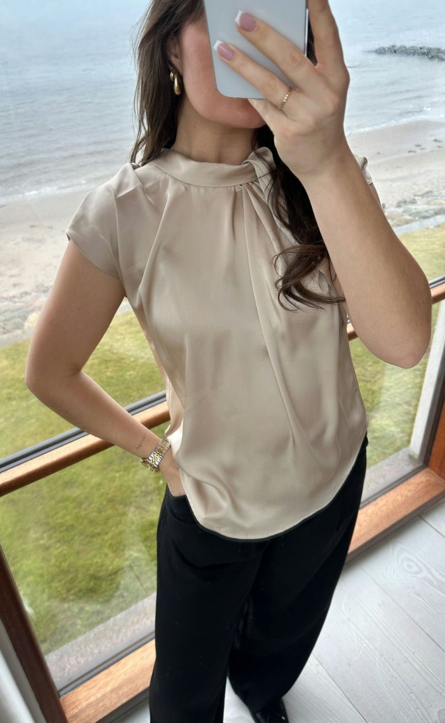 Neo Noir Topp - Fleur Drapy Satin - Dark Sand
