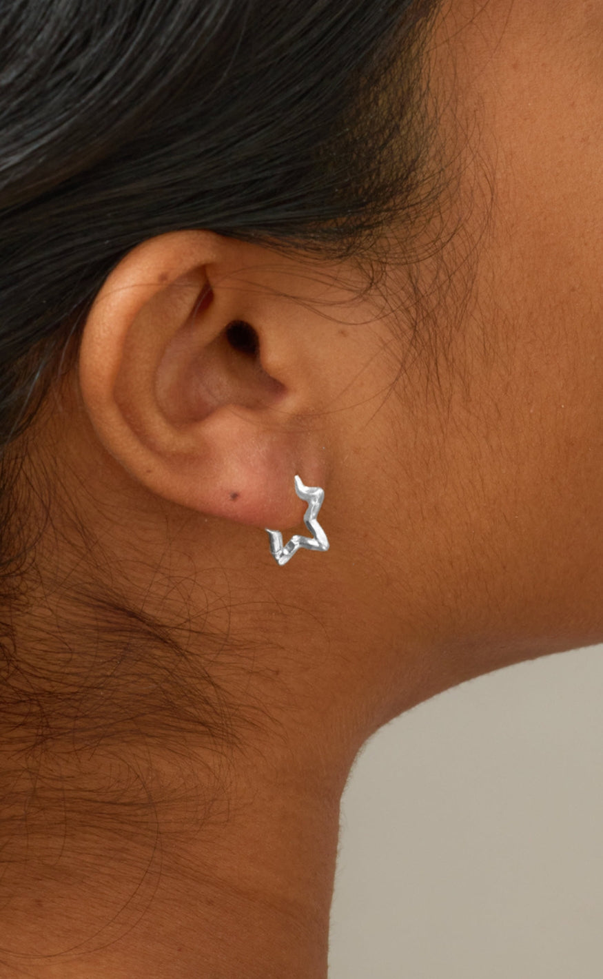 ENAMEL Copenhagen Øreringer - Organic Star Small Hoops - Silver Colour