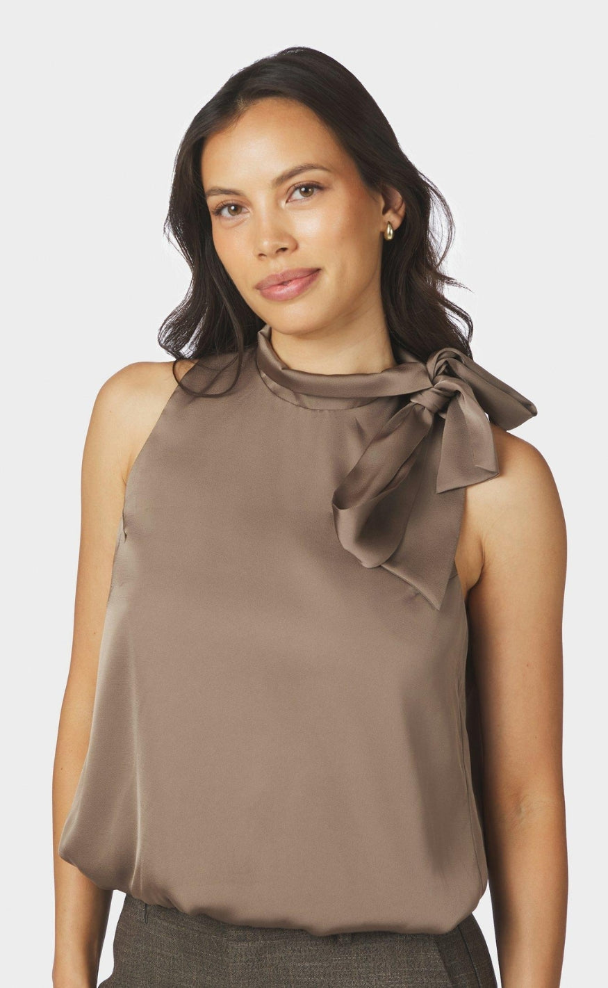 Neo Noir Topp - Veda Drapy Satin - Dark Taupe