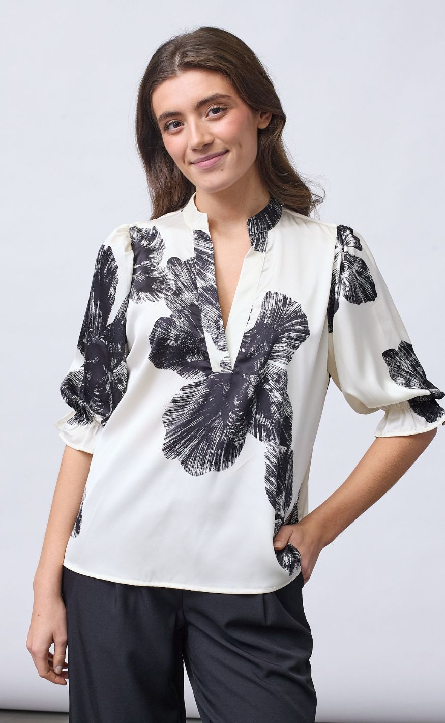 Sisters Point Topp - VENNY-SS8 - Cream Flower
