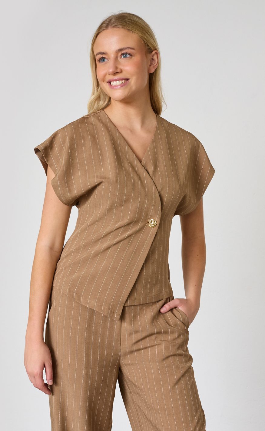 Sisters Point Vest - EVELA-VE2 - Hazelnut Pinstripe
