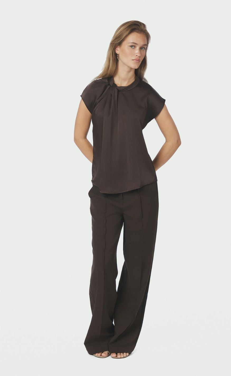 Neo Noir Bluse - Fleur Drapy Satin - Dark brown