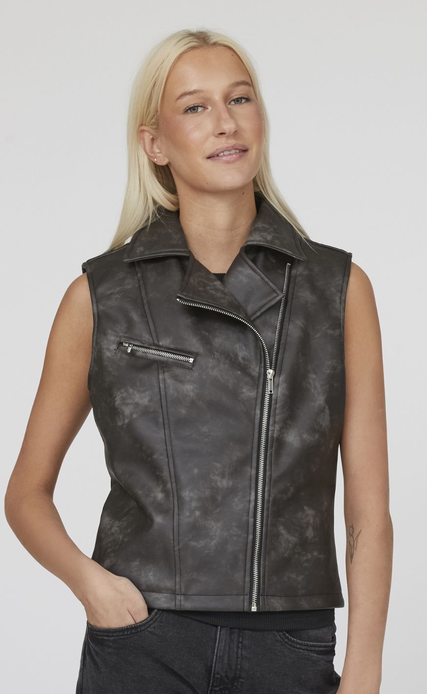 Sisters Point Vest - DAZIA-VE - Washed Black