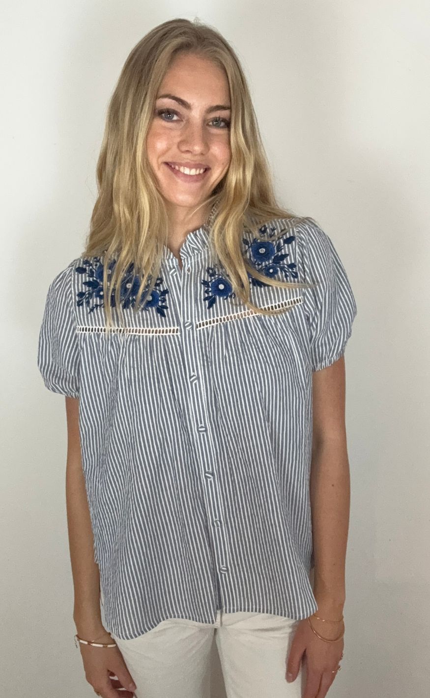 Continue Bluse - Camilla - Blue Stripe Blue Embroderi