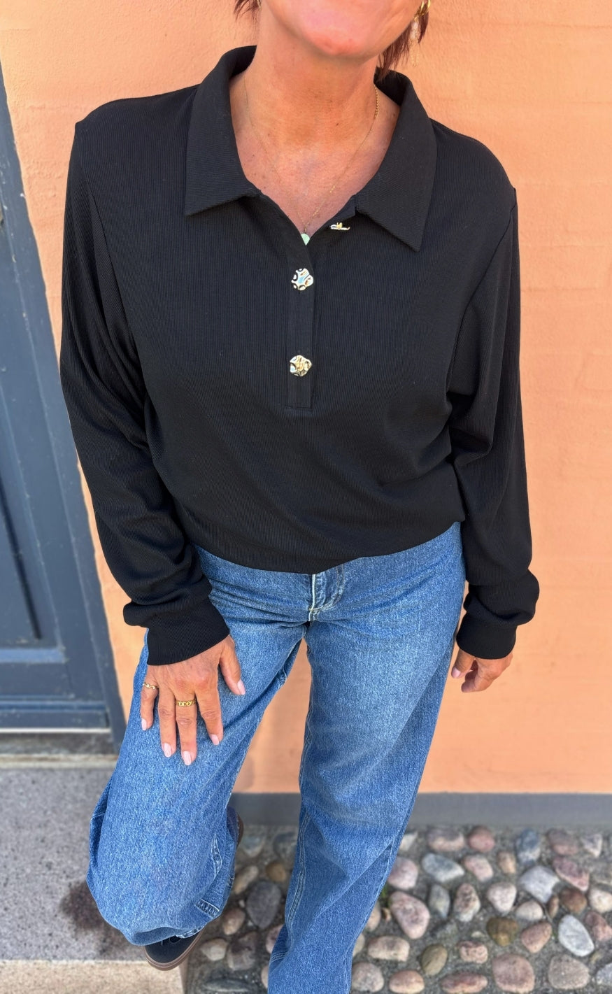 Say INA Copenhagen Bluse - Mira Polo - Black w. Gold Button