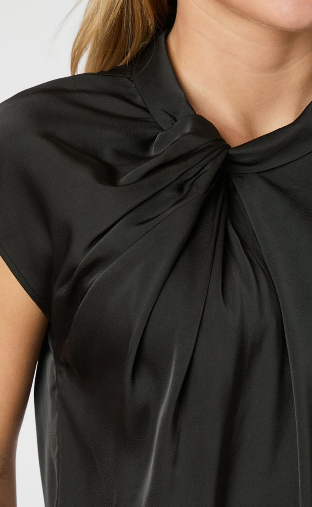 Neo Noir Topp - Fleur Drapy Satin - Black