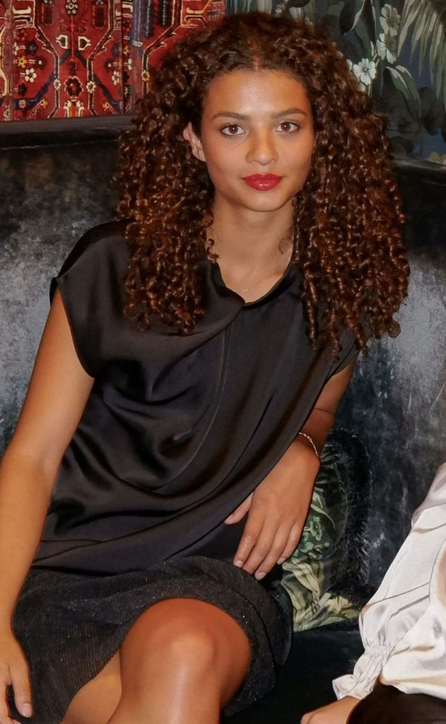 Neo Noir Topp - Fleur Drapy Satin - Black