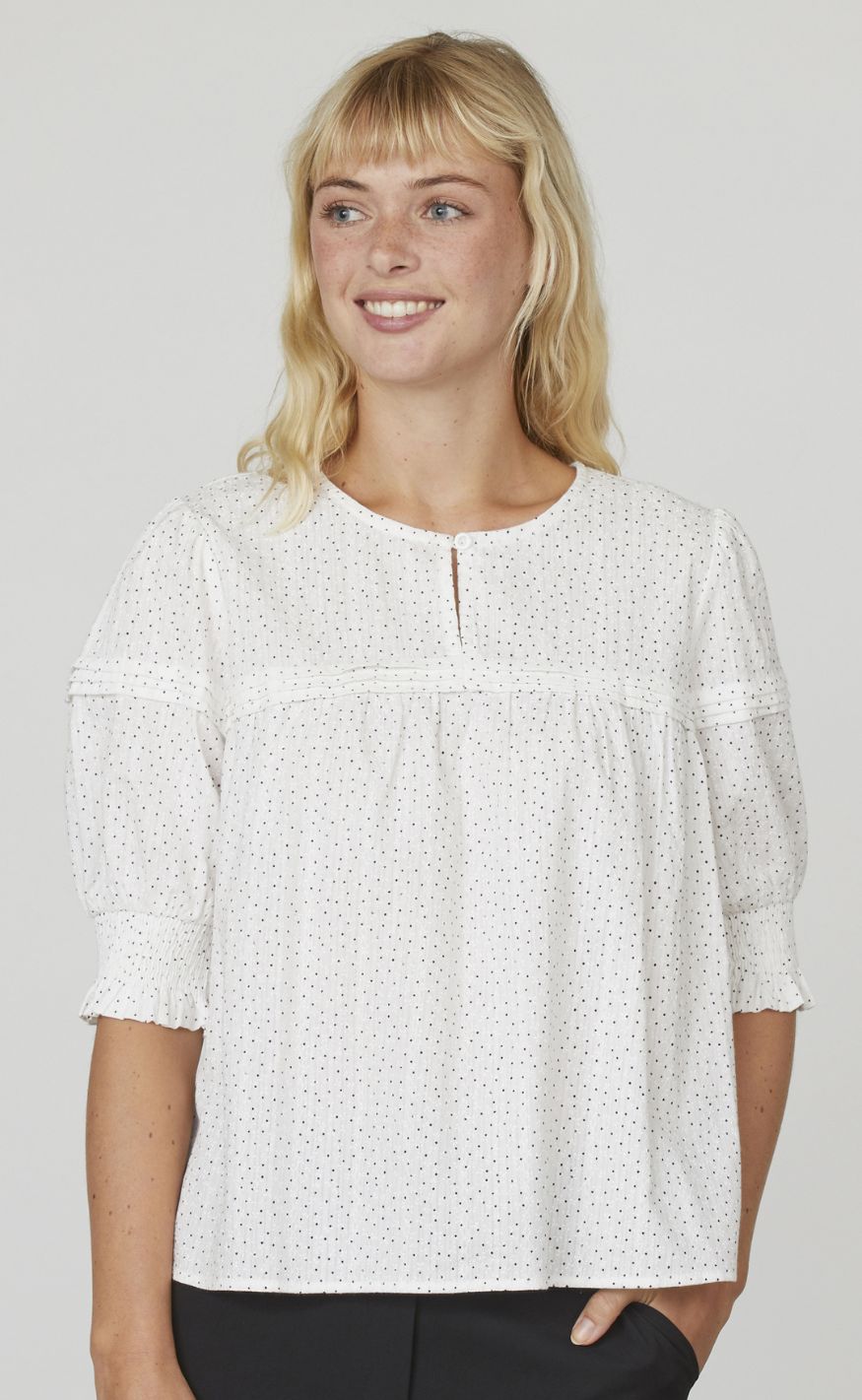 Sisters Point Topp - EMRA-SS - Off White/Black