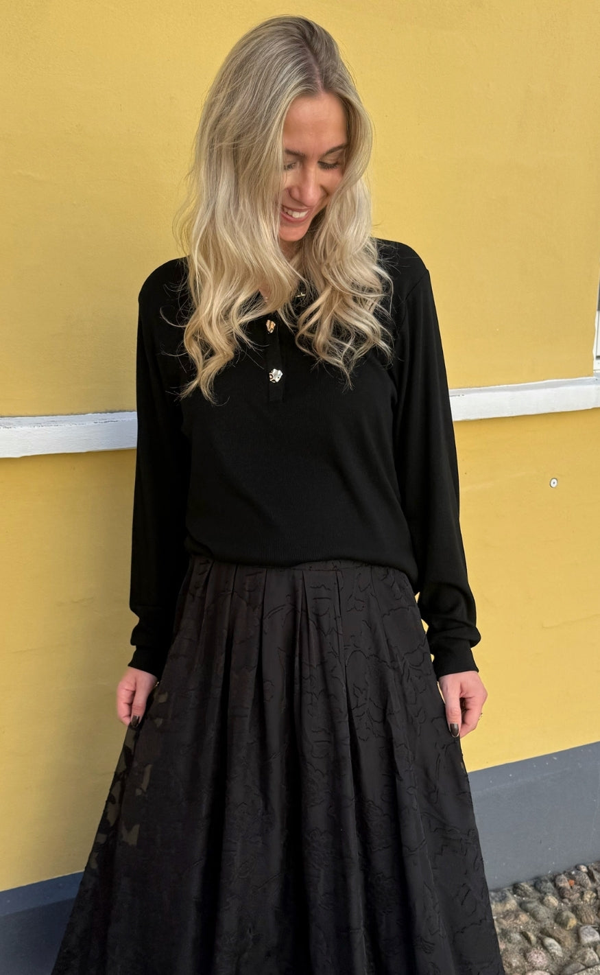 Say INA Copenhagen Bluse - Mira Polo - Black w. Gold Button