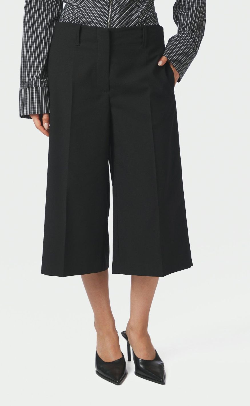 Neo Noir Shorts - Hannah Bermuda - Black
