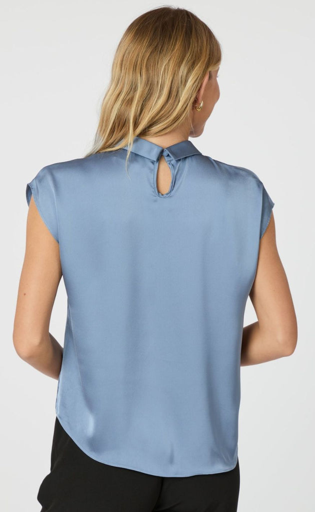 Neo Noir Bluse - Fleur Drapy Satin - Dusty Blue