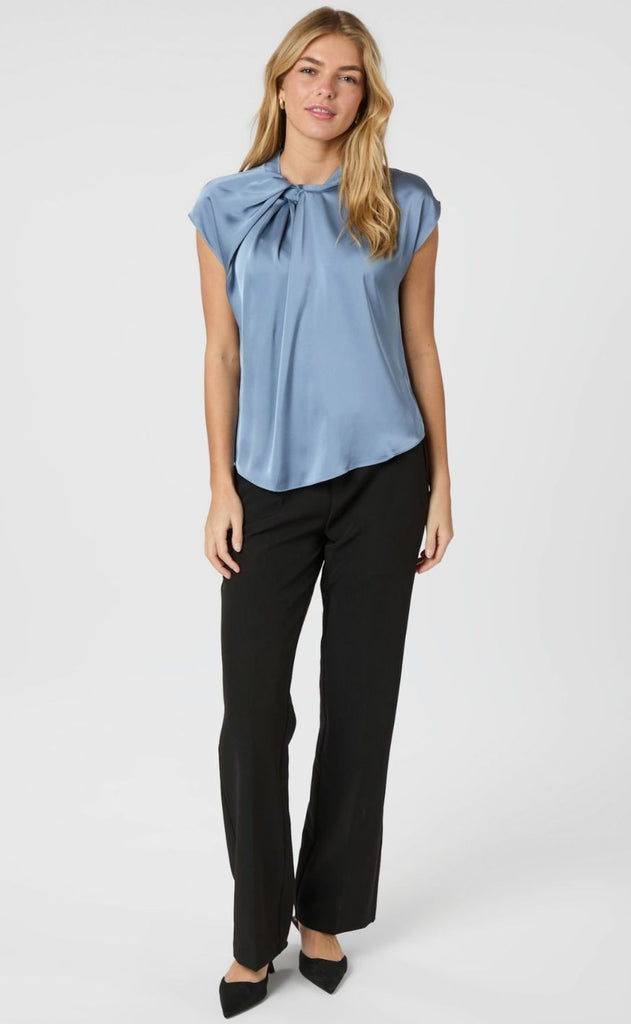 Neo Noir Bluse - Fleur Drapy Satin - Dusty Blue