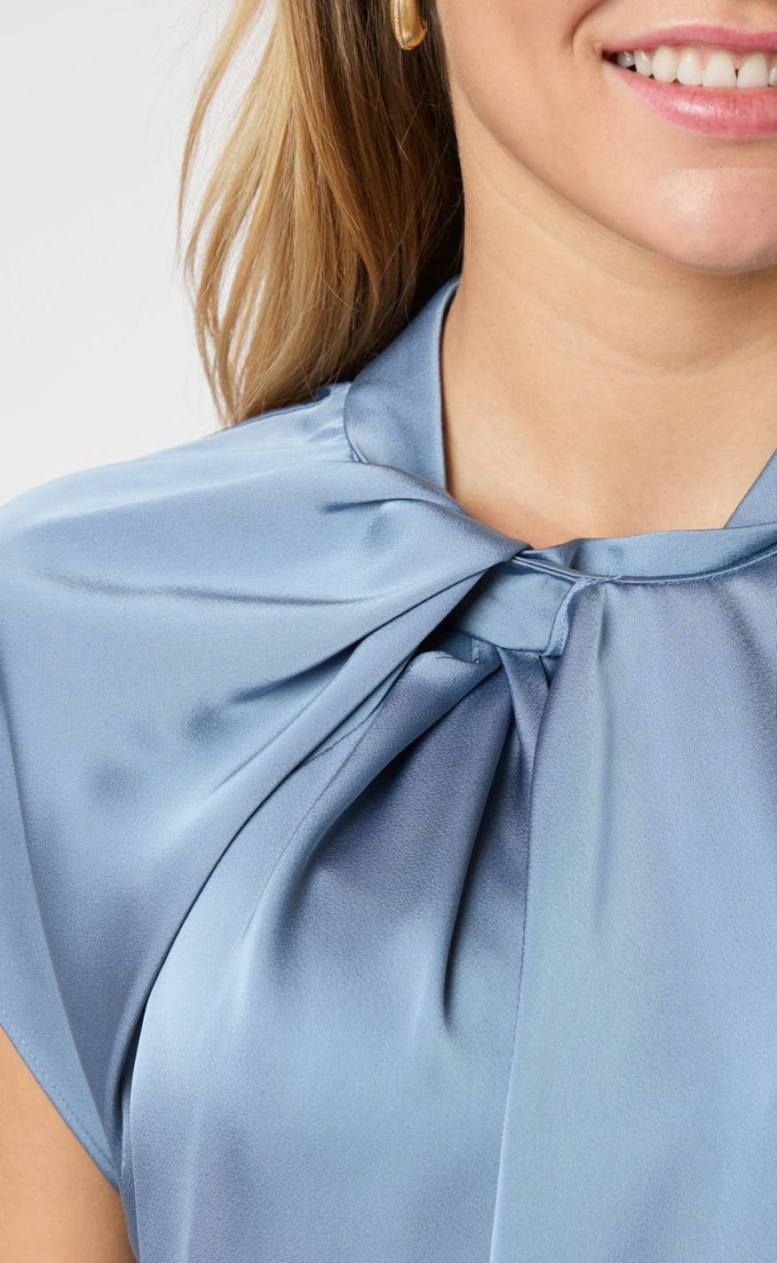 Neo Noir Bluse - Fleur Drapy Satin - Dusty Blue