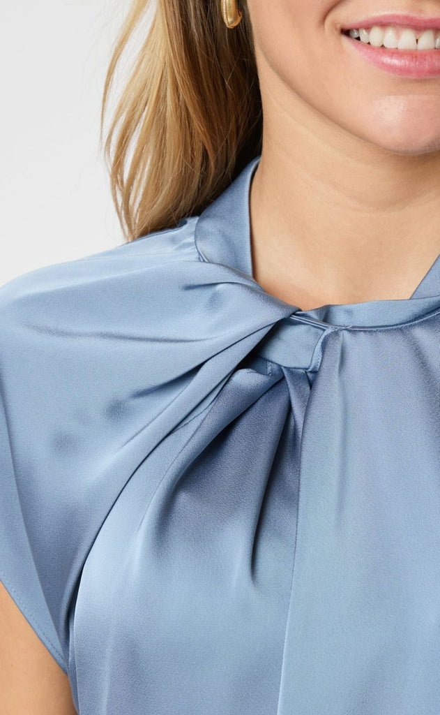 Neo Noir Bluse - Fleur Drapy Satin - Dusty Blue