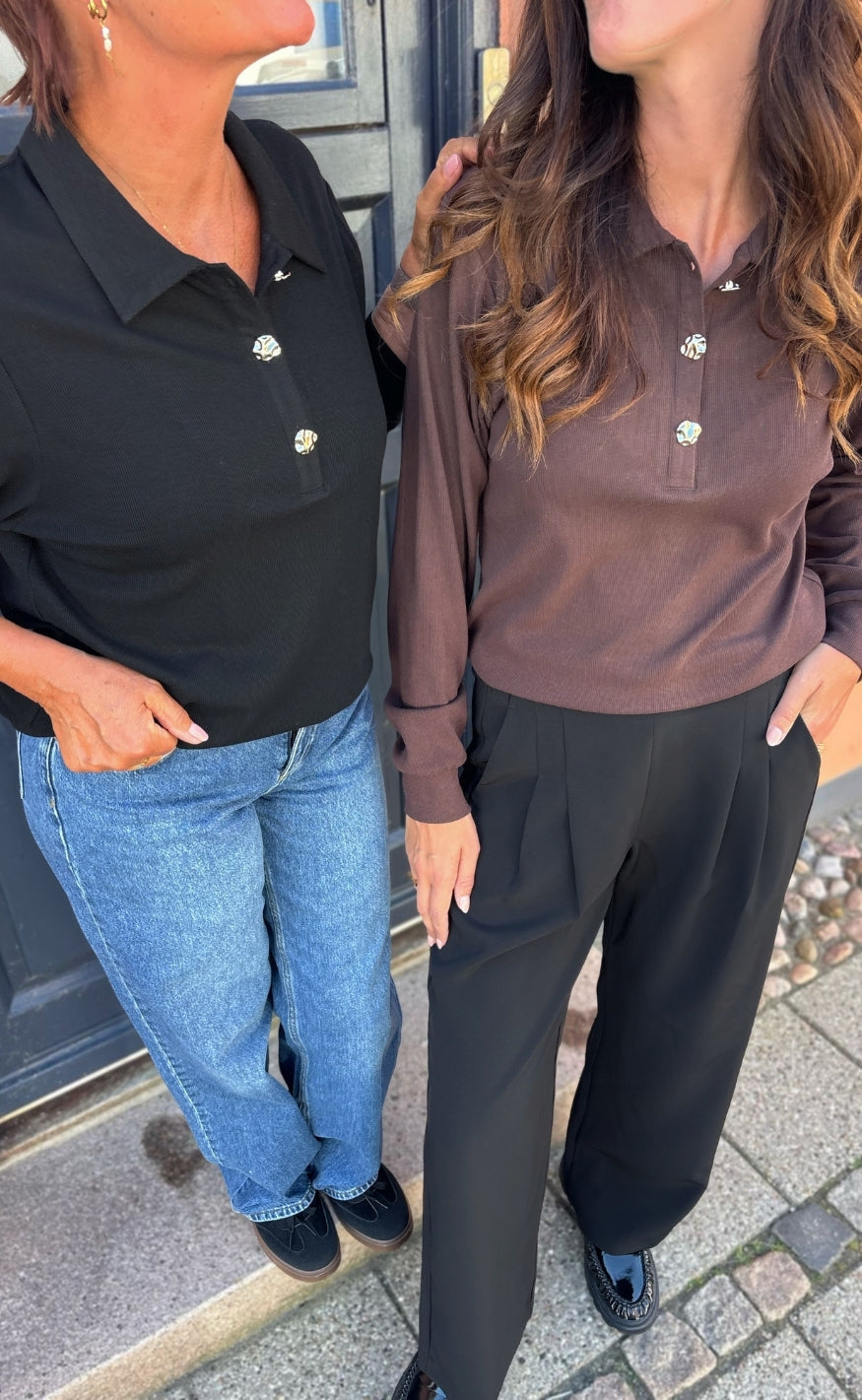 Say INA Copenhagen Bluse - Mira Polo - Dark Brown w. Gold Buttons