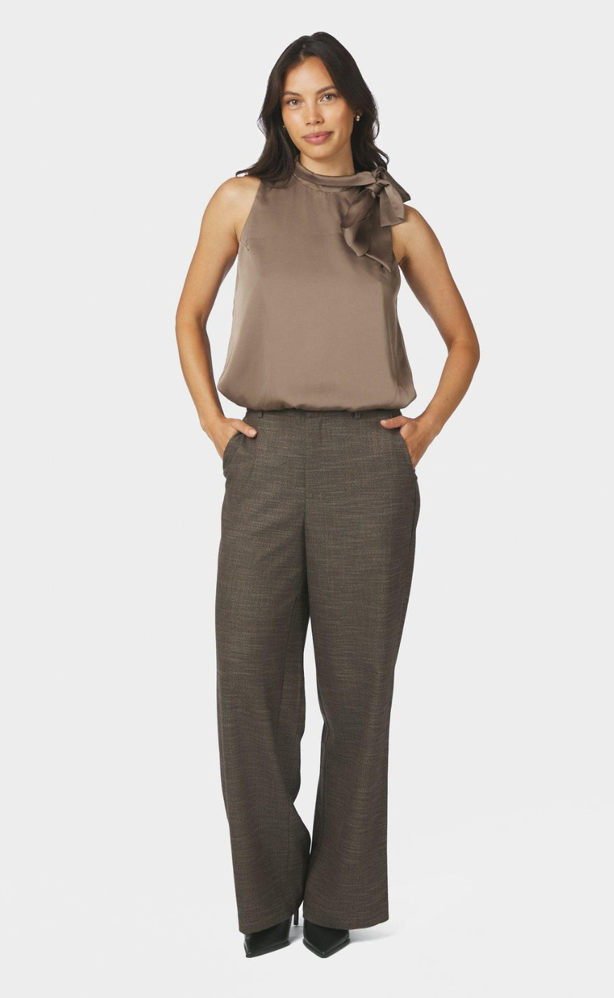 Neo Noir Topp - Veda Drapy Satin - Dark Taupe