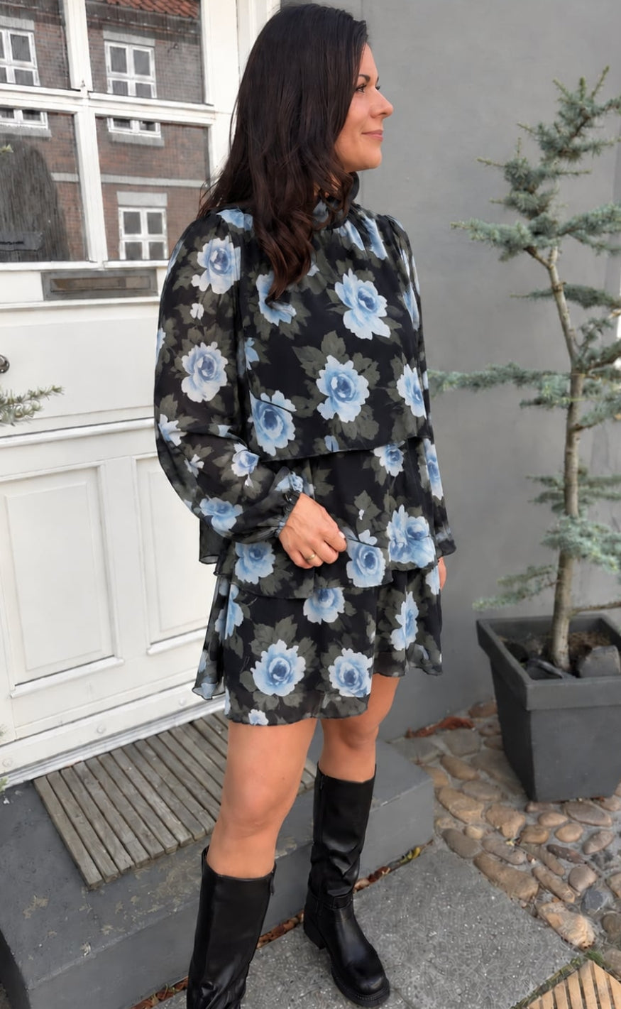 Say INA Copenhagen Kjole - Inez - Black W. Blue Flowers
