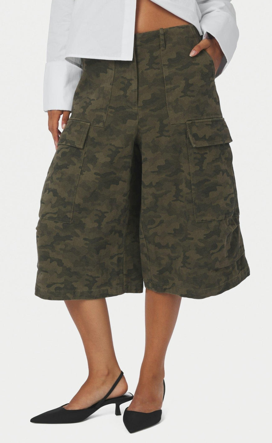 Neo Noir Shorts - Islana - Camou