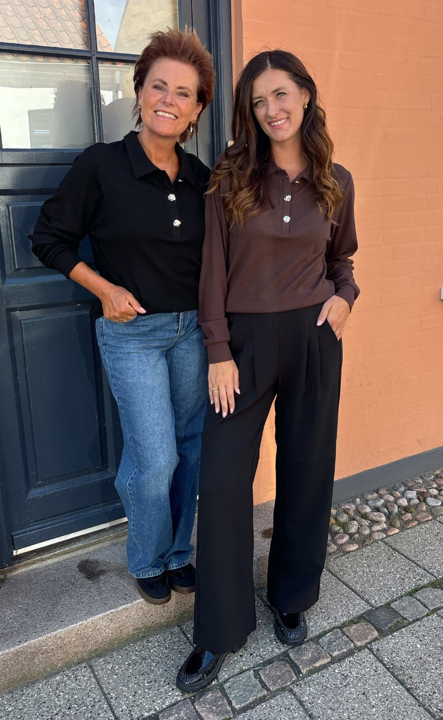 Say INA Copenhagen Bluse - Mira Polo - Dark Brown w. Gold Buttons
