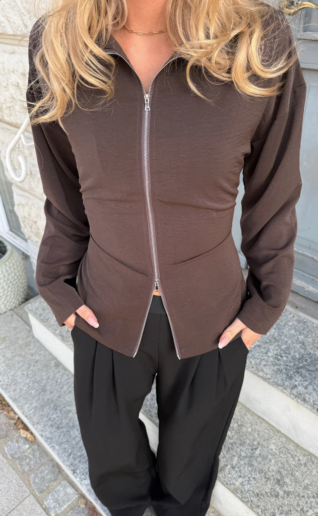Say INA Copenhagen Bluse - Zenia Zip - Dark Brown