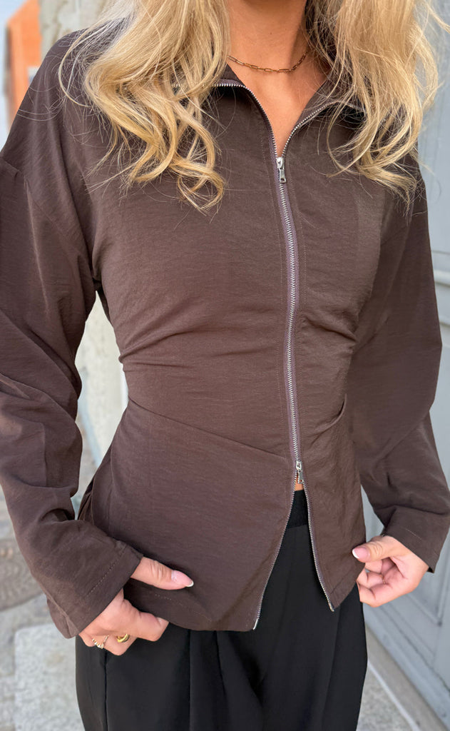 Say INA Copenhagen Bluse - Zenia Zip - Dark Brown